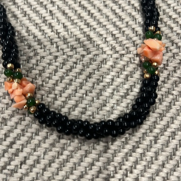 Black and coral necklace - Picture 2 of 3